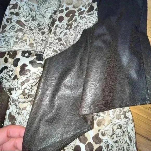 Chicos Easy wear Shirt/ vest 2 piece Set Size 1  Faux Suede Vest Abstract Animal - Picture 6 of 11